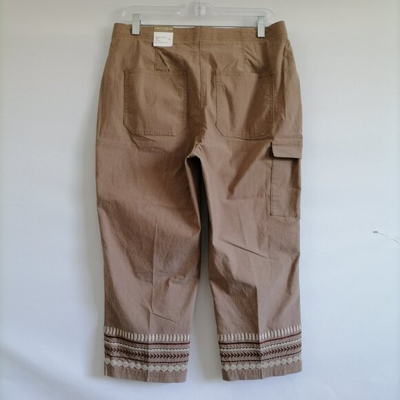 NWT Chico's Womens Beige Mid Rise Embroidered Hem Capri Pants Size 0.5 US XS - Picture 4 of 8
